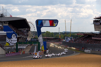 6月14日15時（フランス現地時間）、トヨタTS040 ハイブリッドを先頭に、24時間におよぶ耐久レースがスタートした。
    