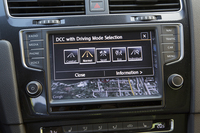 DCC（アダプティブシャシーコントロール）はタッチパネル液晶を介して選択する。「GTI」用として「コンフォート」モードが加わった。
    