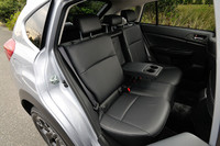 後席の様子。写真はオプション「ブラックレザーセレクション」の革内装で、通常はファブリックとトリコットのコンビとなる。色は、いずれもブラックのみ。