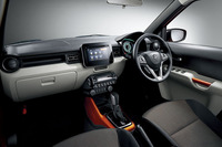 インテリアの様子。各所に、オレンジのアクセントカラーが添えられる。