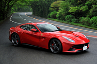 フェラーリF12ベルリネッタ ボディーサイズ：全長×全幅×全高＝4618×1942×1273mm／ホイールベース：2720mm／車重：1525kg／駆動方式：FR／エンジン：6.3リッターV12 DOHC 48バルブ／トランスミッション：7段AT／最高出力：740ps/8250rpm／最大トルク：70.3kgm/6000rpm／タイヤ：（前）255/35ZR20（後）315/35ZR20／価格：3590万円