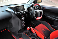 インテリアは、赤×黒のツートンカラーでまとめられる。