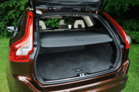 「XC60 D4 SE」のラゲッジルーム。（写真をクリックすると、シートの倒れる様子が見られます）
    