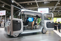 「ダイハツ・デカデカ」
	ダイハツの姿勢は、「ハイブリッドに頼るよりも、小さく軽くに徹することで、コストを高めることなく社会に対応すべきだ」というもので、それにはまったく賛成である。なかでも、造形的にこのコンセプトカーは一番のお気に入りになった。もちろん剛性の問題なんかあるけれど、こういうミニマムの発想はとても好ましい。