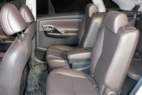 250Gと350Gの後席は、独立型のキャプテンシート。240および240Fではベンチシートとなる。