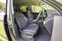 パーシャルレザーの標準シート（写真）。オプションでスポーツシートやコンフォートシートも選択可能。