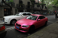 ショッキングピンクの「BMW 335iカブリオレ」。