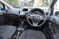 
    台形モチーフのセンターパネルが特徴的なインストゥルメントパネル。
    