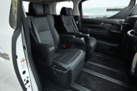 「エグゼクティブパワーシート」と名付けられた、「アルファードSR“Cパッケージ”」の2列目シート。本革仕立てで、前後50cmのスライド機構、オットマン機能、角度調節式の大型ヘッドレストなどを装備する。（写真をクリックするとシートアレンジが見られます）