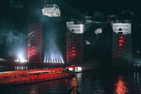 鉄パイプをヤグラのように組んだ物体に、銀色のコスチュームを着た大勢の人々が跳び乗ってしがみつくと、あらら、新生500の姿に見えてきたから不思議だ。そのままワイアで高く吊り上げられていったのだが、誰ひとりとして命綱など付けていないので、見ているこちらが肝を冷やした。