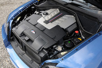 ツインターボで過給される心臓部。1500rpmの低回転域から69.3kgmの大トルクを発生する。