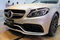 「C63 Sステーションワゴン」のフロントまわり。
    