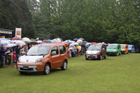 オープニングセレモニーで、「BE BOP」と「クルール」が姿を現した瞬間。小動物あるいは昆虫の行列のようである。