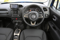 「リミテッド」のインテリア。いたるところにジープのアイコンであるセブンスロットグリルのマークがあしらわれている。