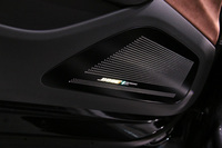 「パフォーマンスシリーズ」が、女性ボーカルのかすれや息遣いを見事なまでに表現するのには脱帽。写真はドアスピーカー。