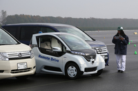 電動シティーコミューターの「MCβ」。自動運転技術が取り入れられており、タブレット端末で指示するだけで、自動で出庫し、前のクルマに追従走行し、そして自動で駐車……という一連の動作に、思わず脱帽。
    