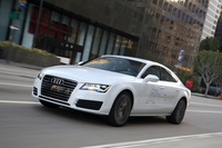 「パサート ハイモーション」に続いて「A7 h-tron」に試乗。車重は約1950kg。0-100km/h加速は7.9秒、最高速は180km/hと発表されている。