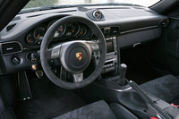 けっしてスパルタンではないインテリア。お好みとあらば無償で、リアロールケージ、バッテリーメインスイッチ取り付けマウント、6点式シートベルト、消火器＆マウントがセットになった「クラブスポーツパッケージ」も選べる。