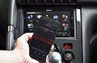 VOIPUTを使って音声検索中。スマートフォンとはワイヤレスでつながるので、かばんの中にあっても大丈夫。