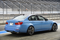 「M3セダン」のリアビュー。大きく張り出したリアフェンダーが目を引く。