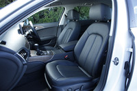 シート表皮にはミラノレザーを採用。前席の電動調整機構やシートヒーターなどは標準装備となる。