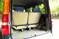 クリックすると、荷室が拡がるサードシートとセカンドシートのアレンジがみられます。