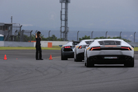 「エスペリエンツァ」（イタリア語で「体験」の意）はモータースポーツの入門者などを対象にしており、まずはコース上にパイロンを並べ、スラロームやブレーキング、加速など、基本的な挙動をチェックした。