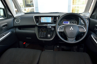 標準車のアイボリーに対し、「カスタム」の内装色にはブラックを採用。アクセントとして、随所にシルバーを取り入れている。