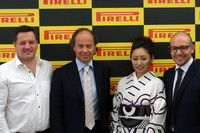 記者会見には、ピレリのモータースポーツ・ダイレクターであるポール・ヘンベリー氏（写真左端）も参加した。その隣に立つのは、（左から順に）マルコ・エッリ、安藤美姫、ジョバンニ・アンジェロ・ポンツォーニの各氏。