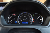 ガソリンエンジン車のメーター。ハイブリッド車では、左側のタコメーターに代えてパワーメーターが置かれる。