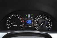 オプティトロンメーターは全車標準。マイナーチェンジを機に、4.2インチTFTカラーの液晶ディスプレイが採用された。