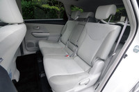 後席（写真）のヒップポイントは、前席より45mm高くなる。見晴らしのよさと、前後のスライド機構がもたらすポジションの自由度が自慢だ。