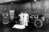 自動車修理工時代、宗一郎青年が製作に携わったレーシングカー「カーチス号」とともに。ドライバーはともにレーシングカーの製作に当たった榊原氏の弟、真一氏。宗一郎氏はライディング・メカニックを務めた。