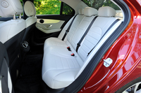 後席のレッグルームとニールームは、前席の背面形状を工夫することで拡大されている。