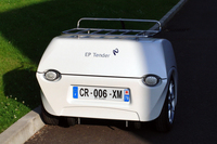 写真では見えないが、後退を容易にするため、必要なときだけせり出す小さな補助輪が内蔵されている。