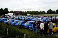 
	サーキット脇のスペースに150台のR8Gが集合。チューニングカーも多く、オーナー同士で語り合う姿も。
	 