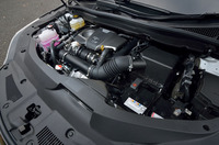 1650rpmという低回転域から35.7kgmの最大トルクを発生する、2リッター直4直噴ターボエンジン。JC08モードの燃費値は、11.7km/リッター。