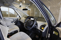 フロントウィンドウが真上まで広がっているため、独特の開放感を味わえる。これはC4ピカソならではの魅力のひとつ。