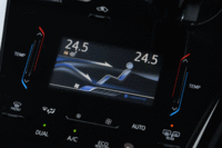 カーナビ画面の下にレイアウトされるエアコン操作部。漆黒のパネルを用いることで、上質感が演出されている。（写真をクリックすると、さまざまな画面表示が見られます）
    