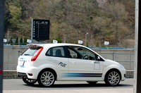 3ドアボディの「フィエスタST」。リアのルーフスポイラーがSTの目印。写真は、デカールと17インチホイールでさらに凄みを増した「フィエスタSTコンペティション」だ。
    
    