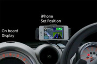 iPhoneを利用するナビゲーションシステム「MINIナビゲーション・パッケージ」。アイシン・エィ・ダブリュの「NAVIelite」をMINI専用にカスタマイズした製品。（写真＝MINI）