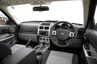 前席左右間のフロアコンソールも苦笑のもとだった。樹脂の広い面積にカップホルダーとコイン置きが無造作に掘られた大ざっぱなもの。極東の島国の住人などは、「もうすこし有効な土地活用を……」と愚痴のひとつもつぶやきたくなるが、そんなせせこましい自分がキライ。