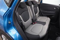 リアシートは6：4分割可倒式。座面の跳ね上げやダイブダウンなどの複雑な機構はなく、背もたれをパタンと倒すだけのシンプルな構造となっている。
    