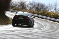 ボディーカラーには、専用色の「スターライトブラックガラスフレーク」を含む全7色が用意されている。