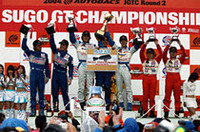 GT300クラスのポディウム。1位No.19ウェッズスポーツセリカ（青木孝行／谷口信輝組）、2位No.17エスペリア Kosei セリカ（長島正興／松永まさひろ組）、3位No.11JIM RodeoDrive アドバンF360（松田秀士／菅一乗組）というオーダーだった。