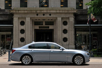 現在日本で手に入る「アクティブハイブリッド7」は、3210mmのホイールベースをもつロングバージョンの「L」のみだ。