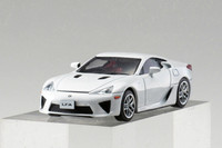 約7cmの「レクサスLFA」。エクステリアはもちろん、センターコンソールやシートのスイッチ類まで精密に再現される。