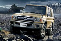 「トヨタ・ランドクルーザー」
	「トヨタ・ジープBJ型」に起源を持つヘビーデューティーSUV。高い走破性と耐久性から、最も信頼のおける実用車として世界中で高い評価を受ける。「70系」は1984年に登場して以来基本設計を変えずに生産されている。日本では2004年に販売が終了したが熱望する声が多く、2014年に期間限定で復活販売された。
	 