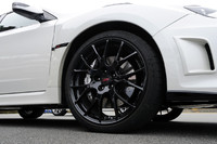 19インチのBBS製鍛造アルミホイール。ノーマルの「S206」ではシルバーだが、テスト車の「S206 NBR CHALLENGE PACKAGE」にはブラックのものが与えられる。