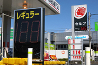 暫定税率期限切れ！　街のガソリンスタンドでは……？の画像